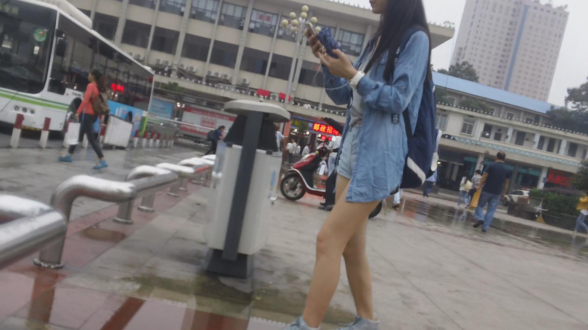 街拍超短热裤月牙臀美三角小妹