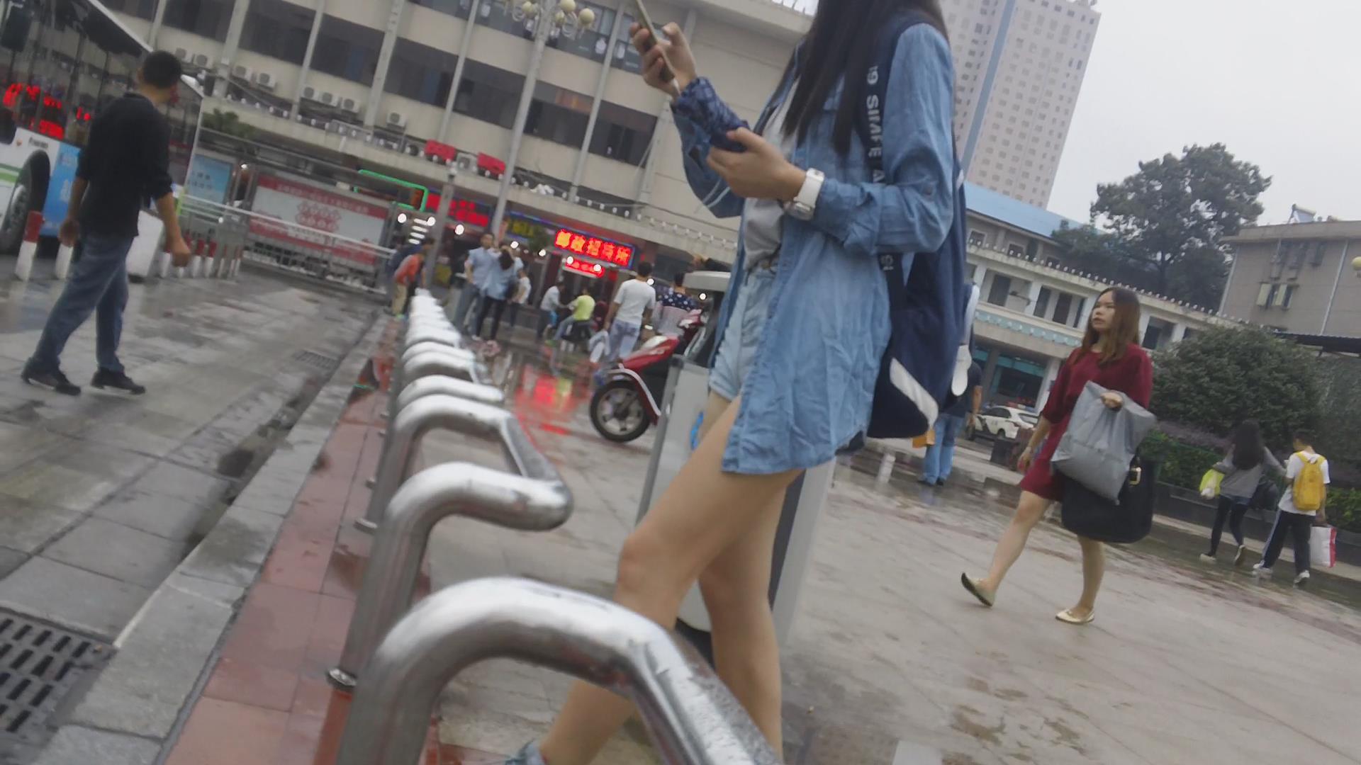 街拍超短热裤月牙臀美三角小妹