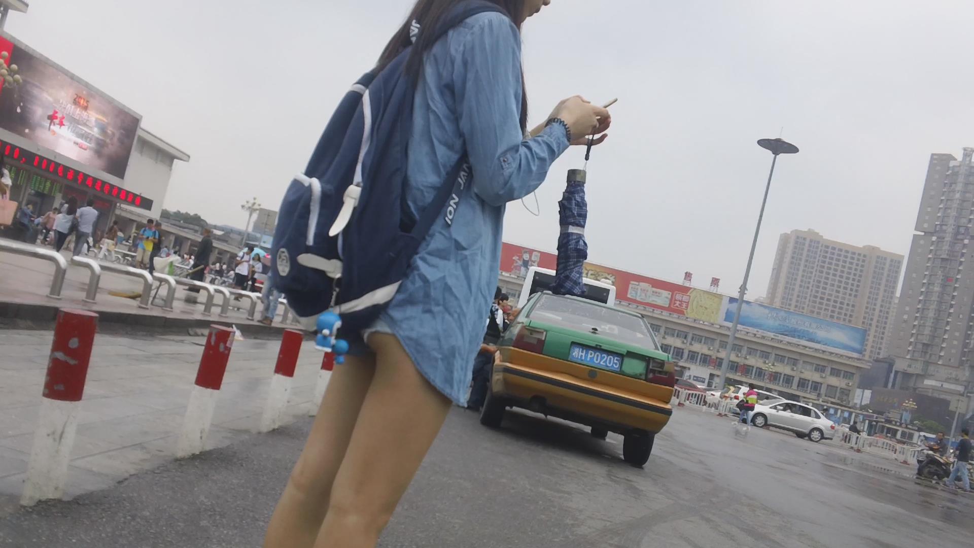 街拍超短热裤月牙臀美三角小妹