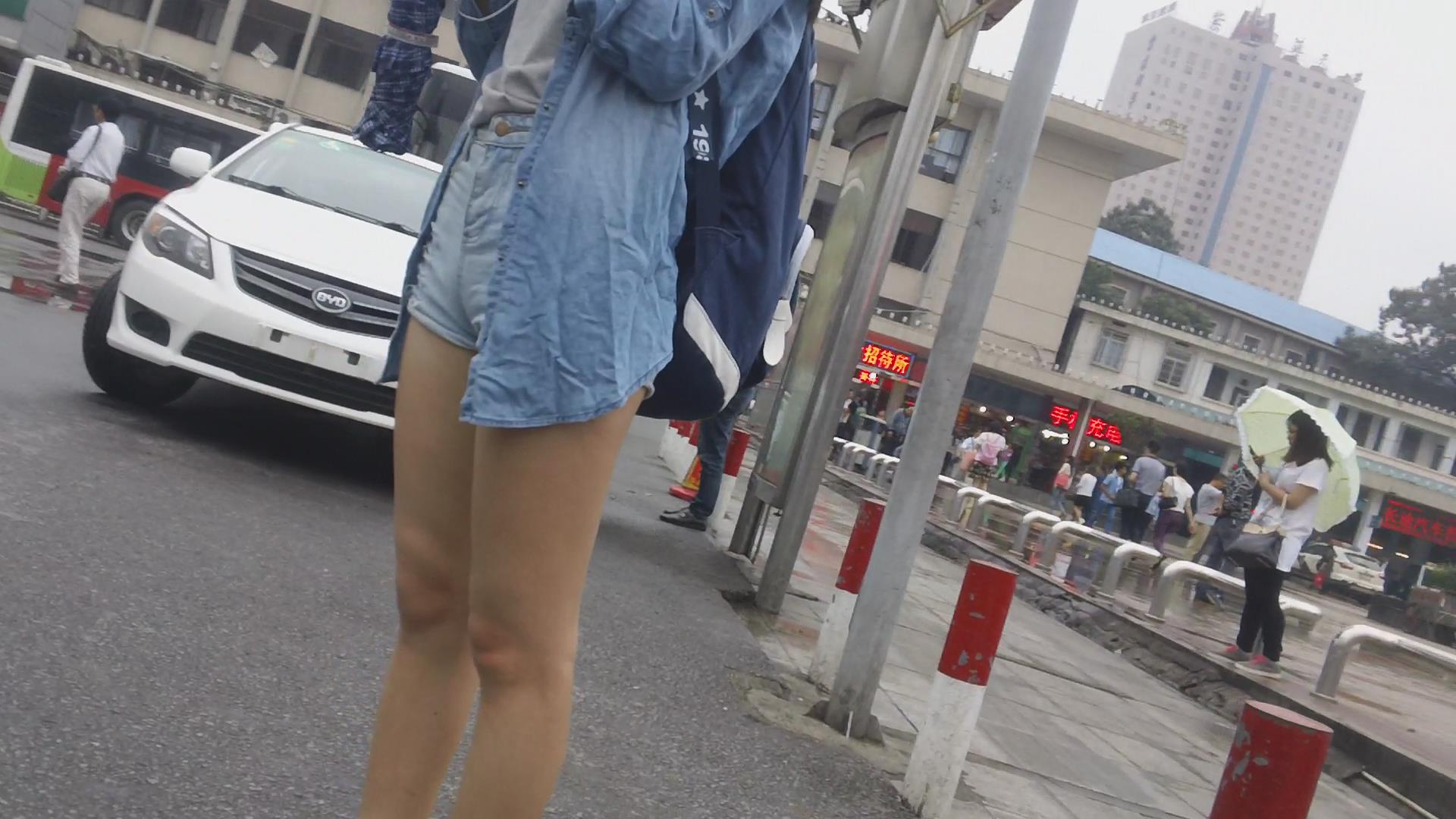 街拍超短热裤月牙臀美三角小妹