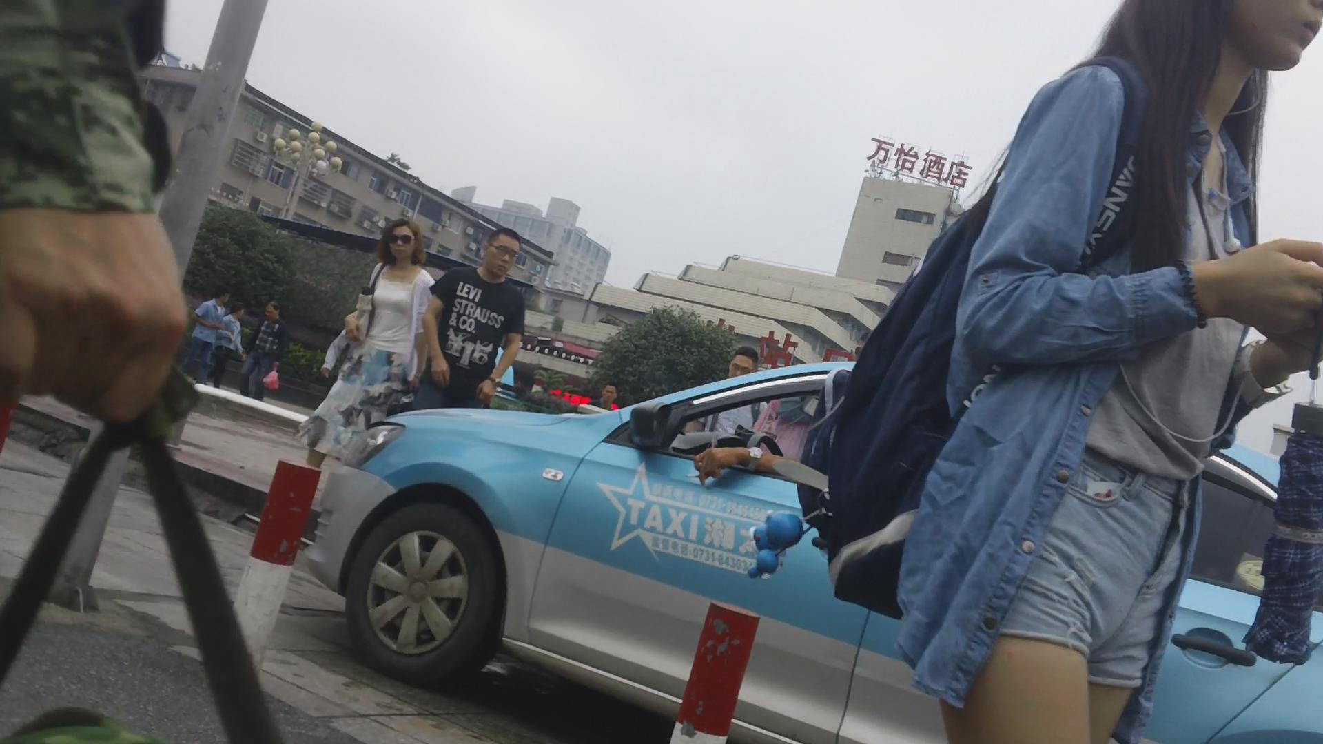 街拍超短热裤月牙臀美三角小妹