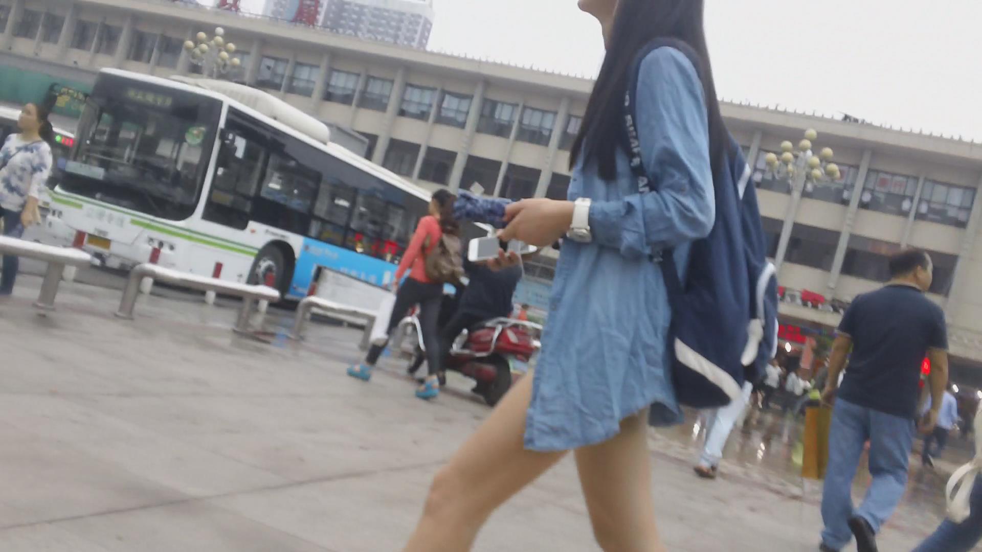 街拍超短热裤月牙臀美三角小妹