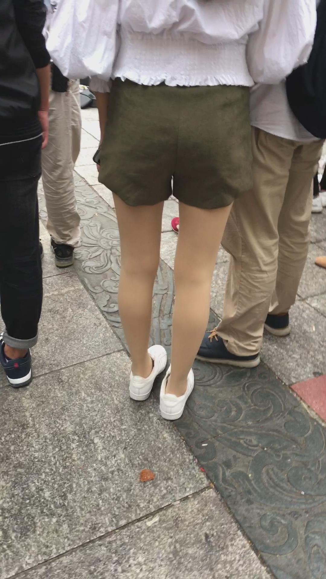 白衣白鞋街拍丝袜青春少女