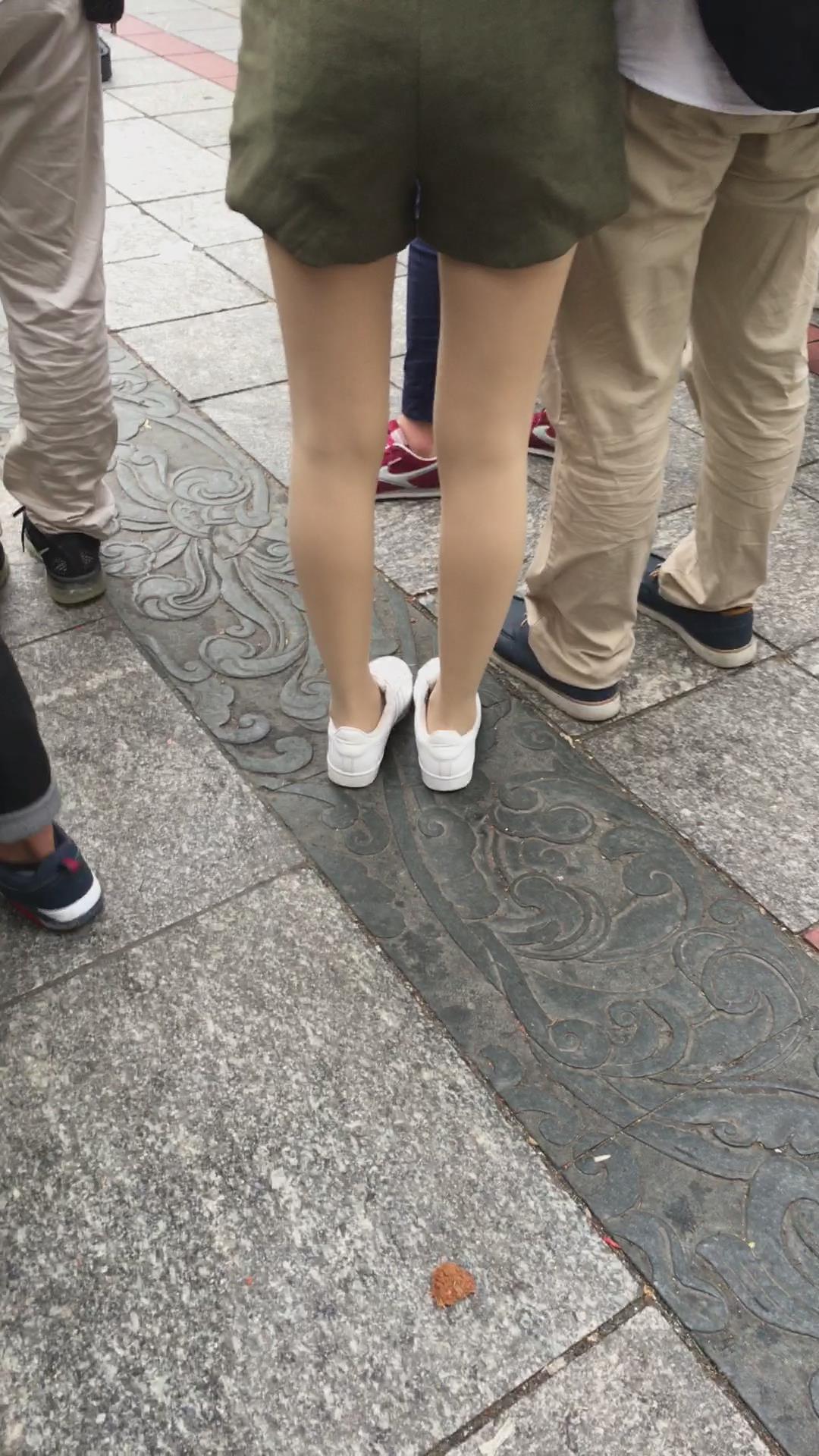 白衣白鞋街拍丝袜青春少女