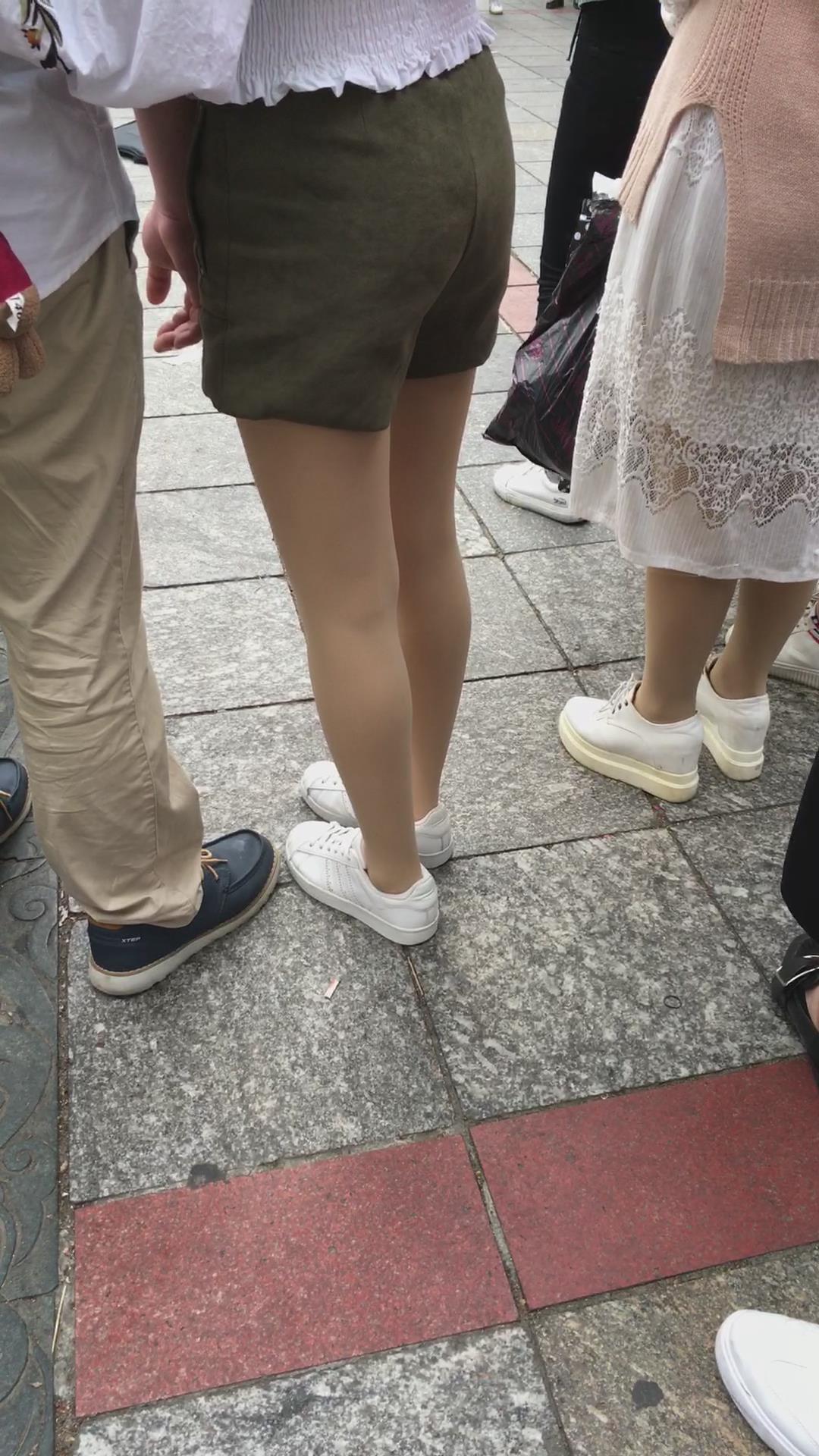 白衣白鞋街拍丝袜青春少女