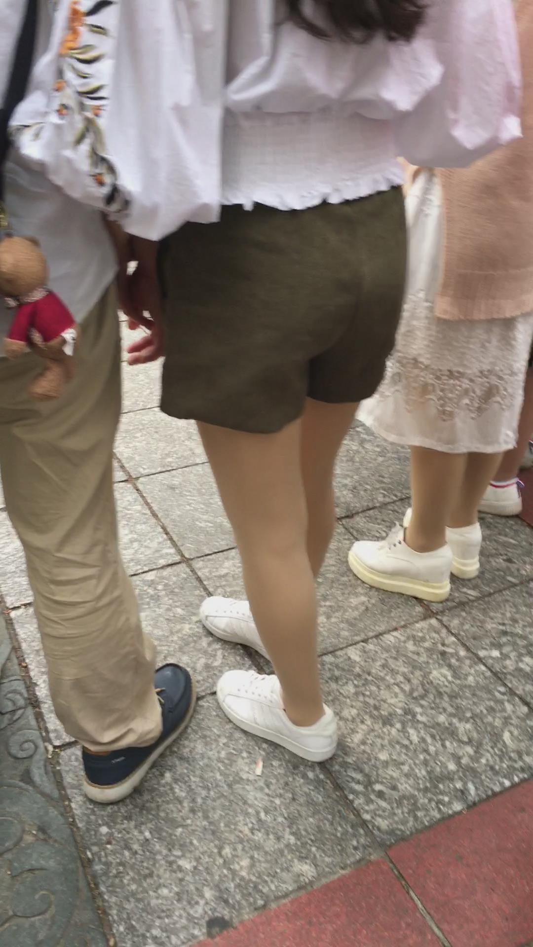 白衣白鞋街拍丝袜青春少女