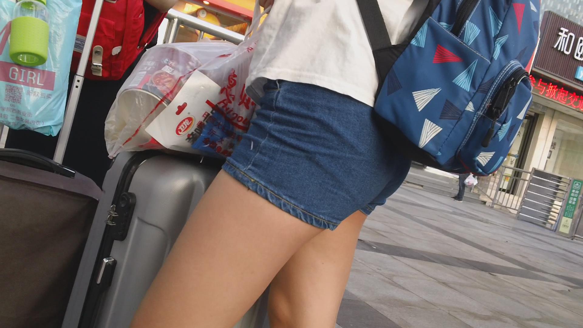 街拍超短热裤白T恤小美女