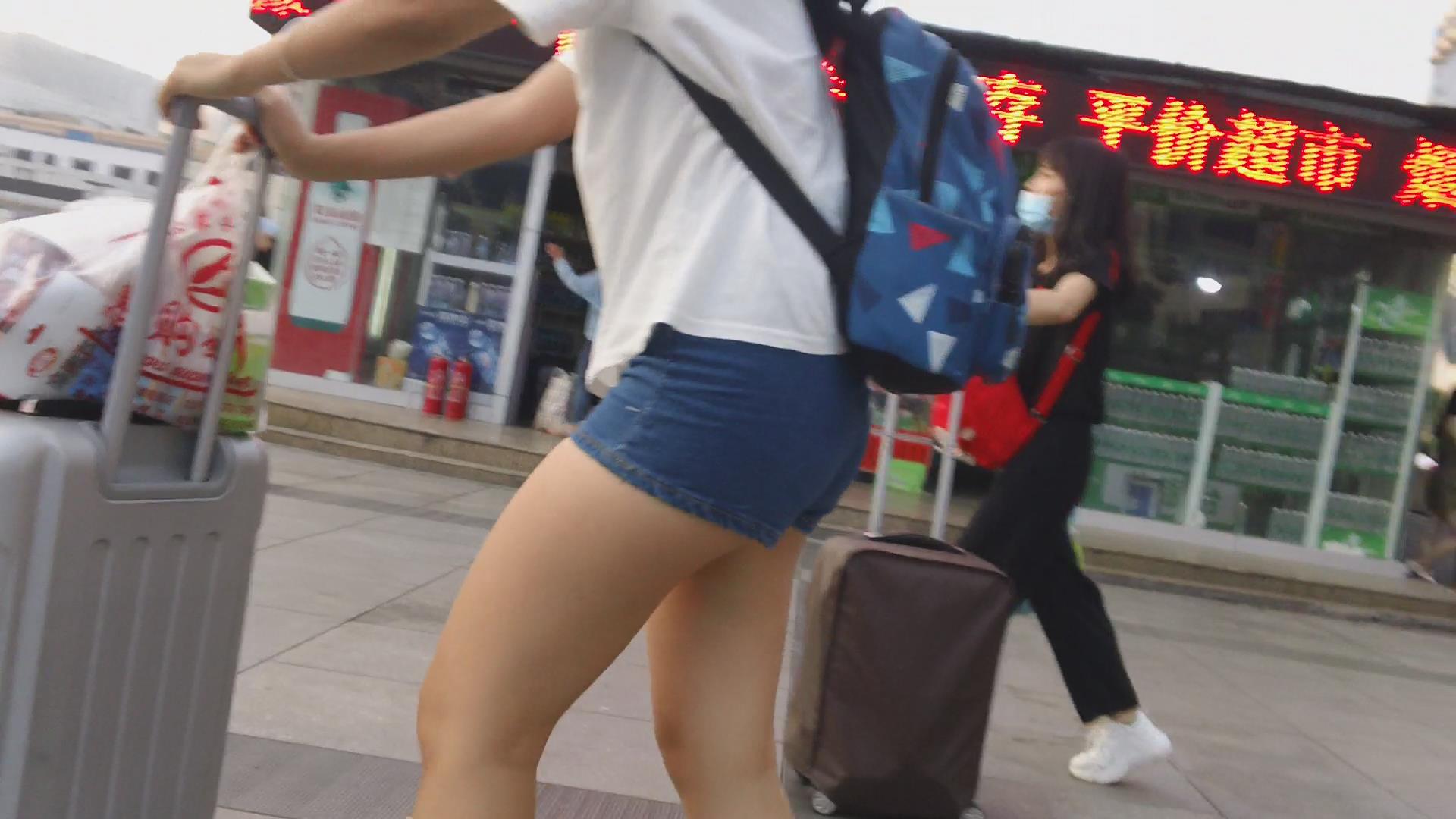 街拍超短热裤白T恤小美女