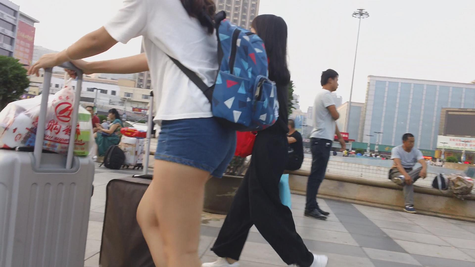 街拍超短热裤白T恤小美女