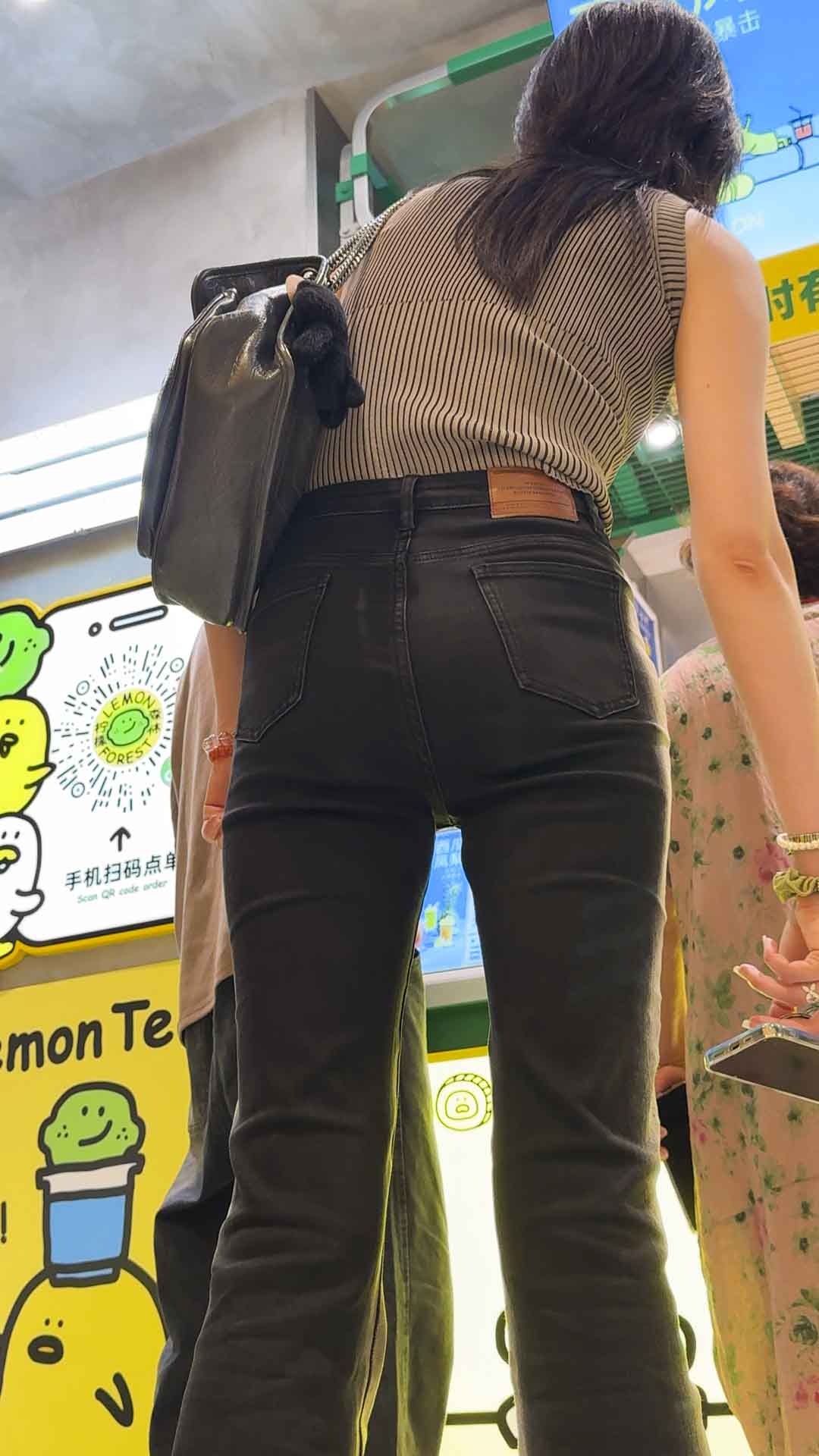 将那极致翘挺的包臀牛仔裤（积分89）