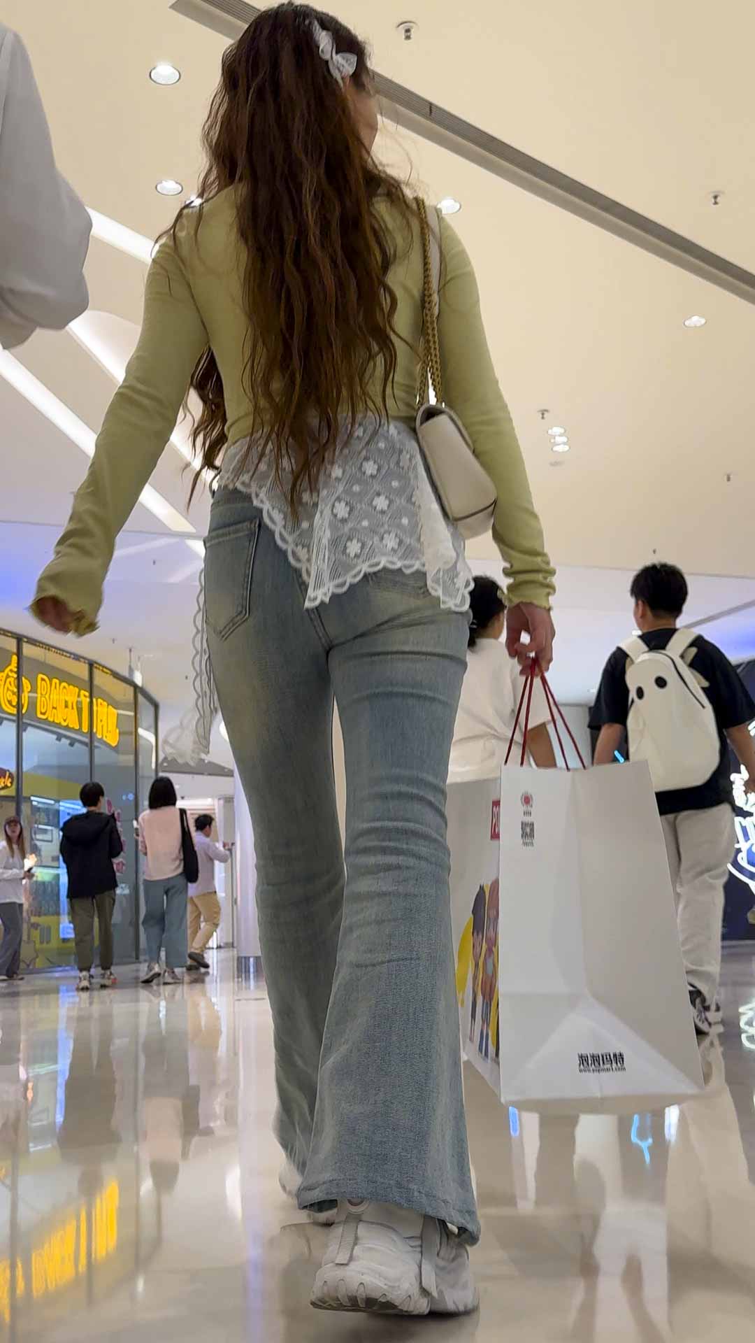 长发紧身牛仔紧臀少妇