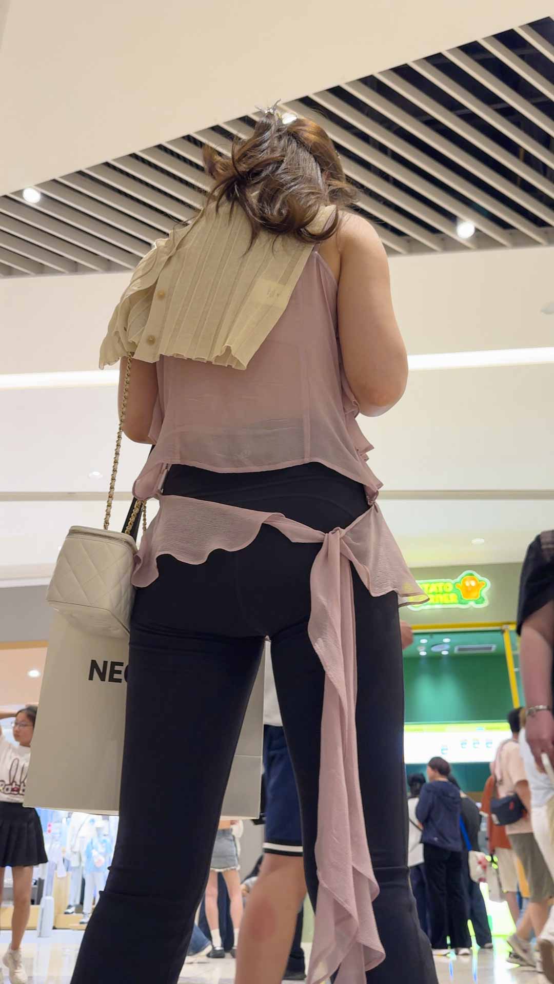 （积分42）高挑紧臀瑜伽少妇