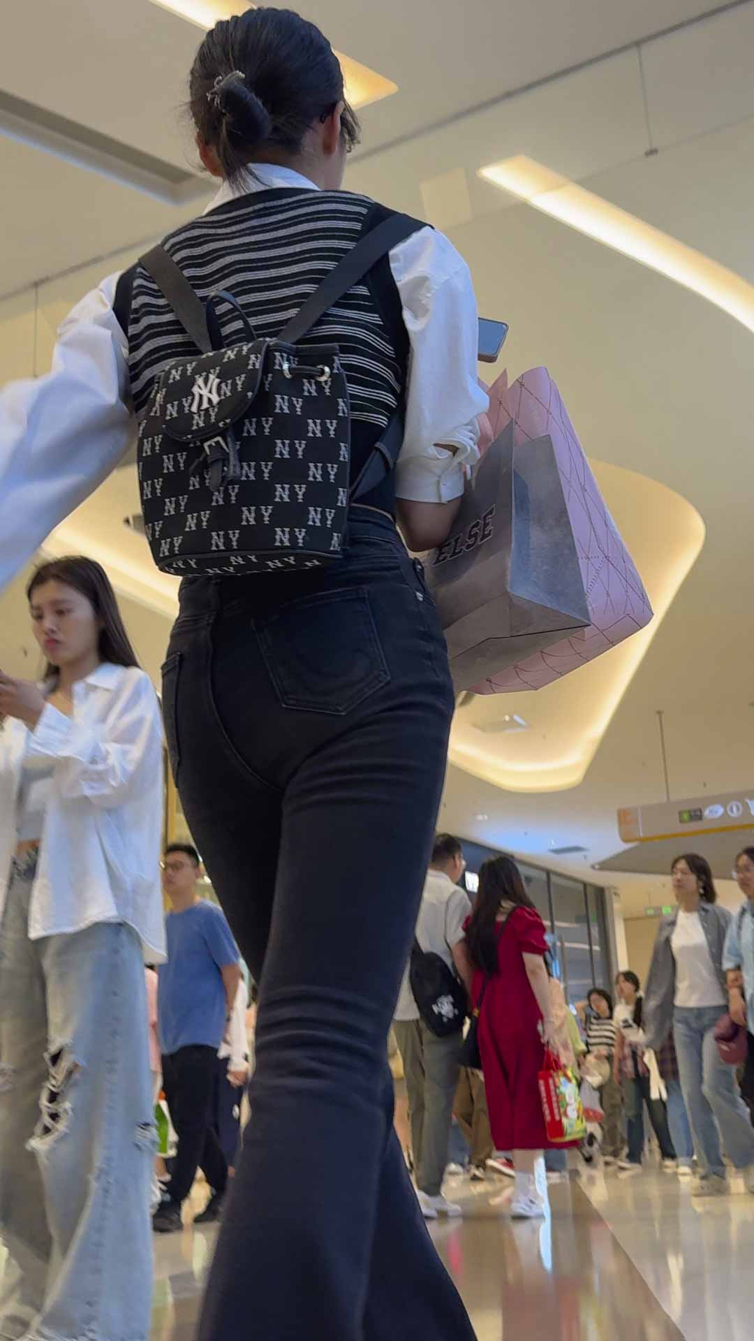 紧身黑牛仔紧臀眼镜妹