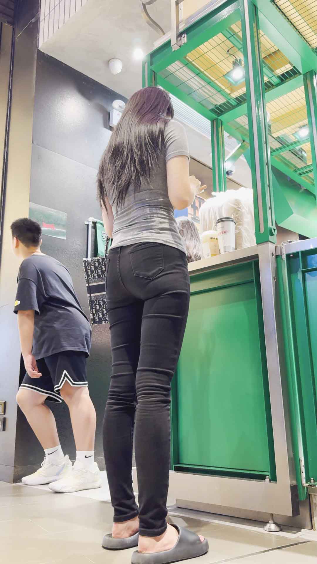 长发黑裤透内痕妹子（积分102）