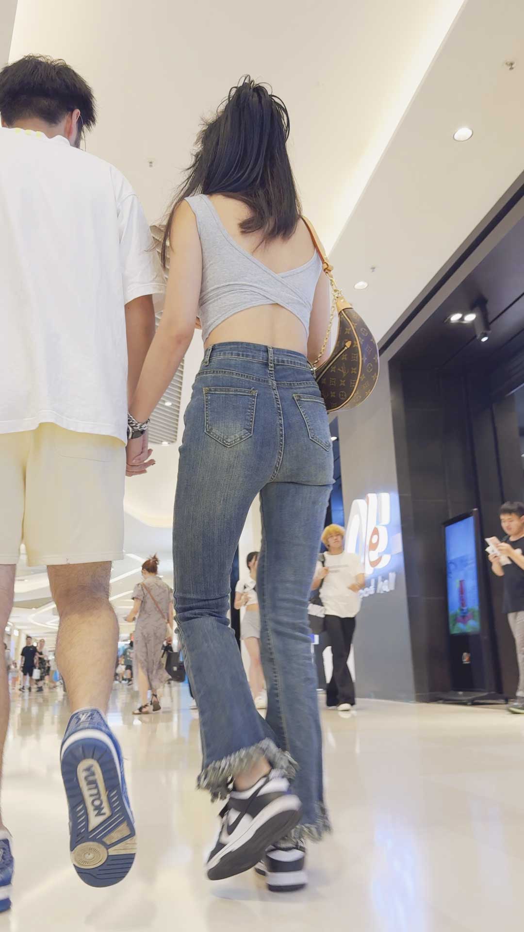 露腰包臀紧牛仔妹子