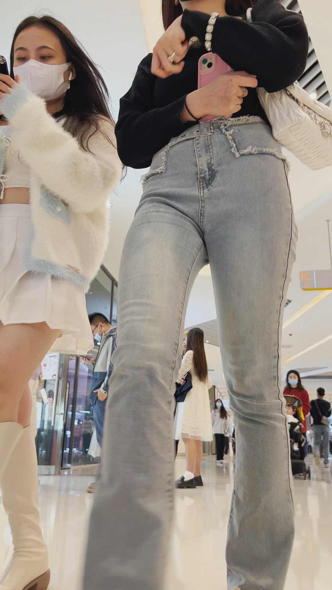 包臀短发牛仔少妇