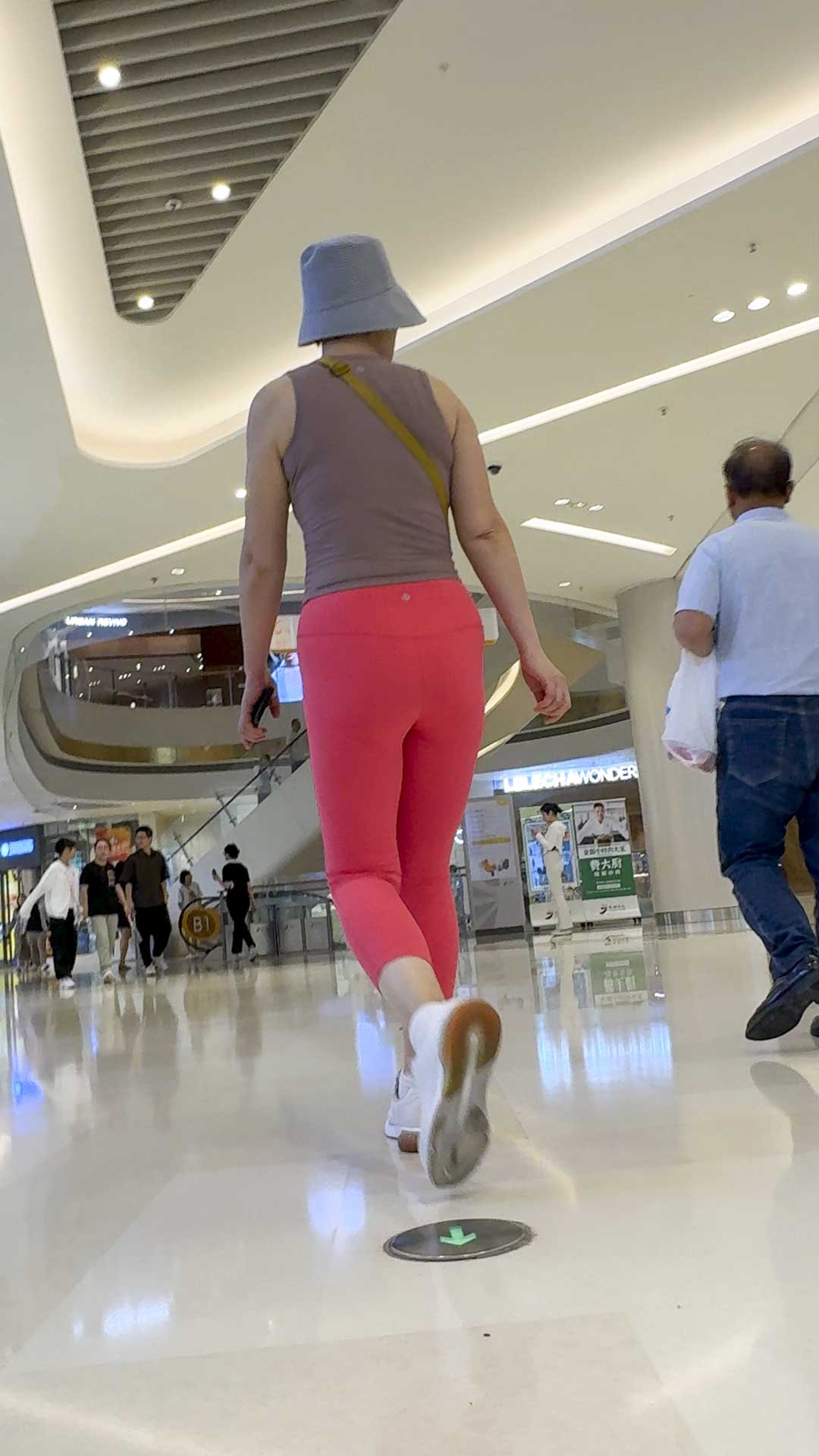 红色瑜伽健身裤少妇