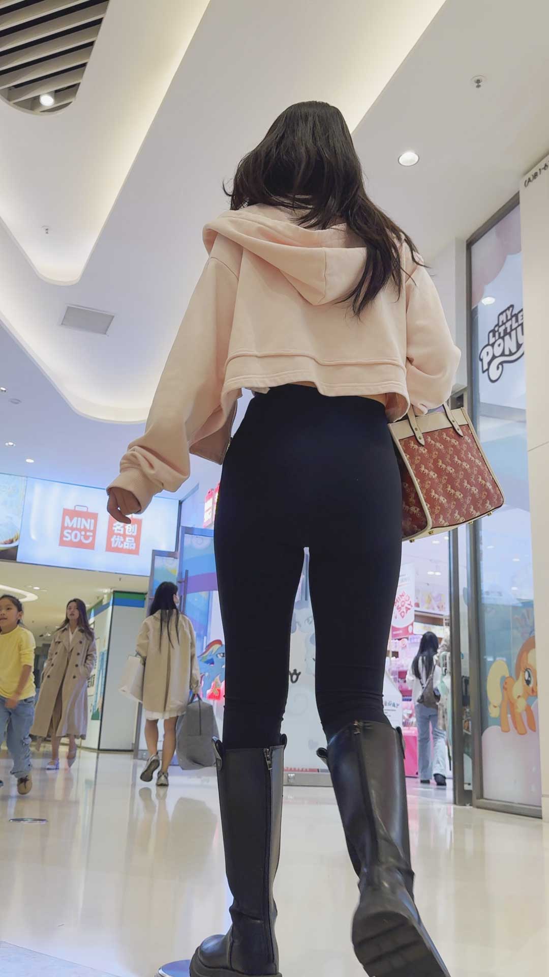 长发侧拍大翘臀小姐姐