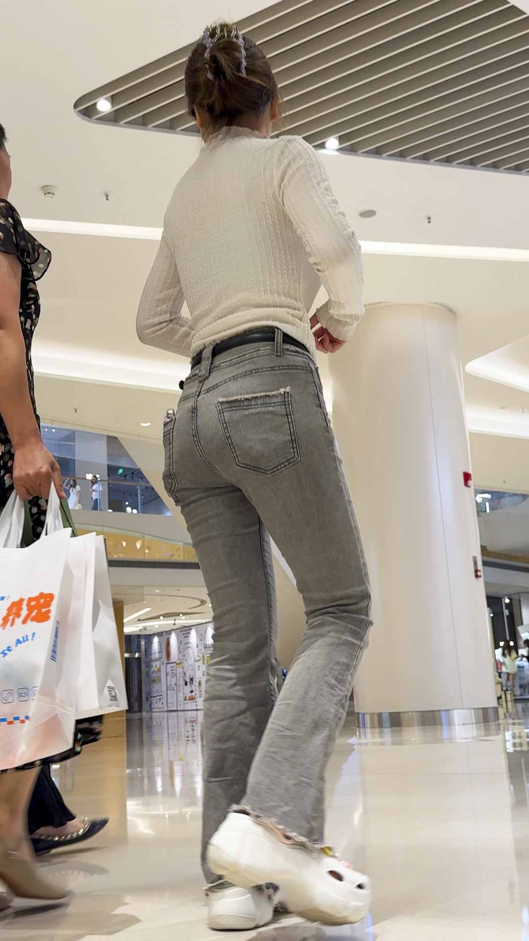 包臀牛仔裤下的蜜桃臀（积分321）