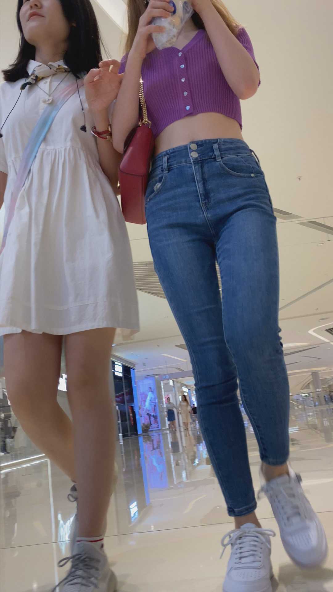 国庆献礼商场蓝牛露腰美女等你来战