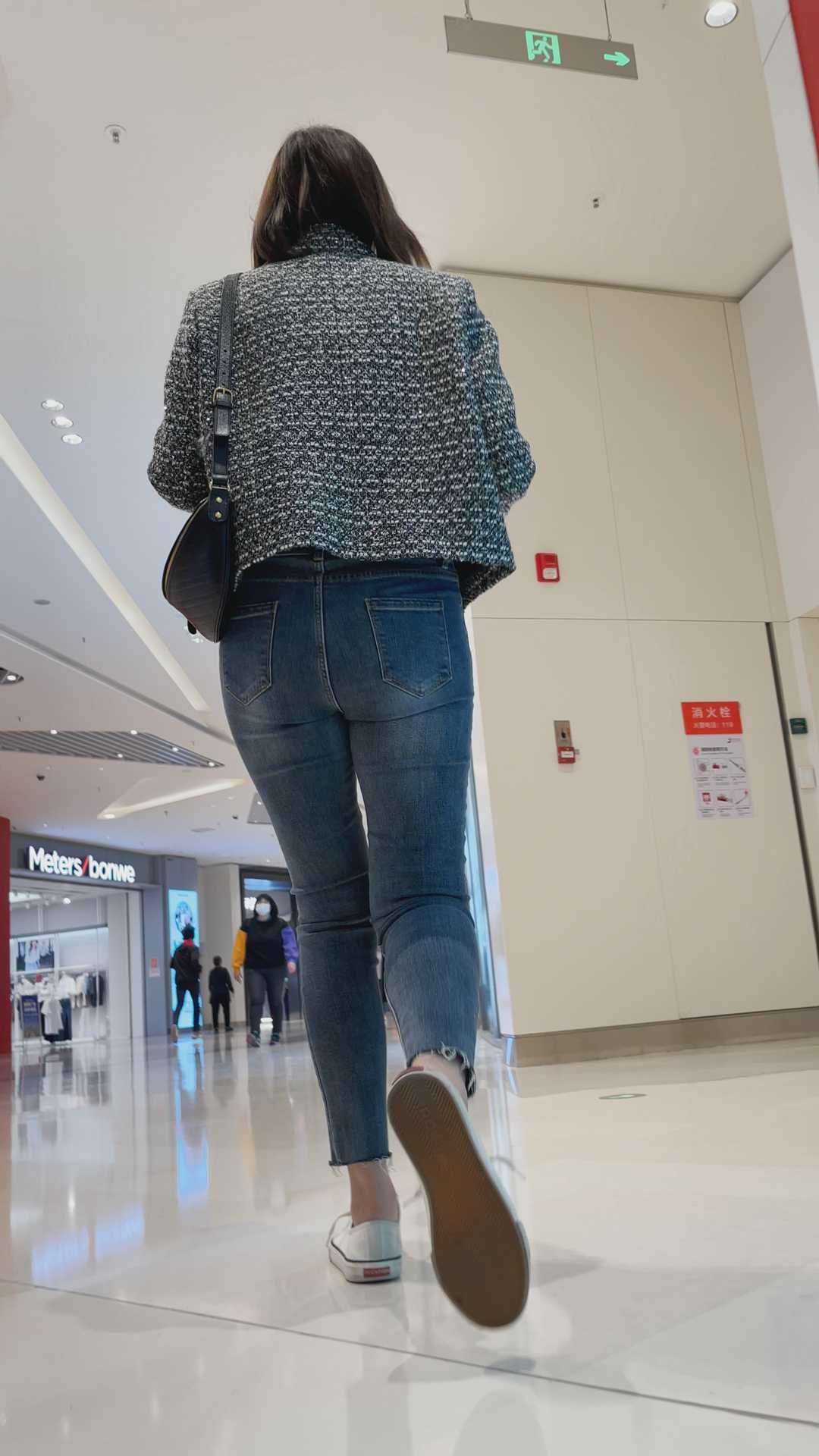 紧身宽臀牛仔裤小姐姐（积分29）