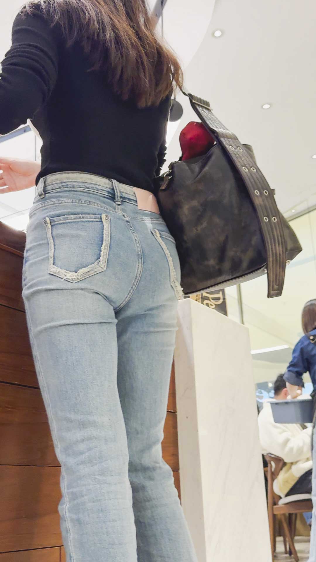 紧身大翘臀长发小姐姐（积分40）