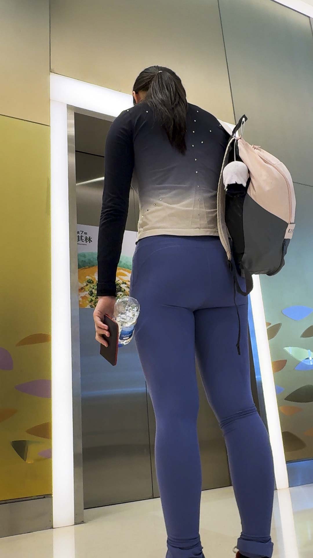 高挑丰臀瑜伽裤少妇