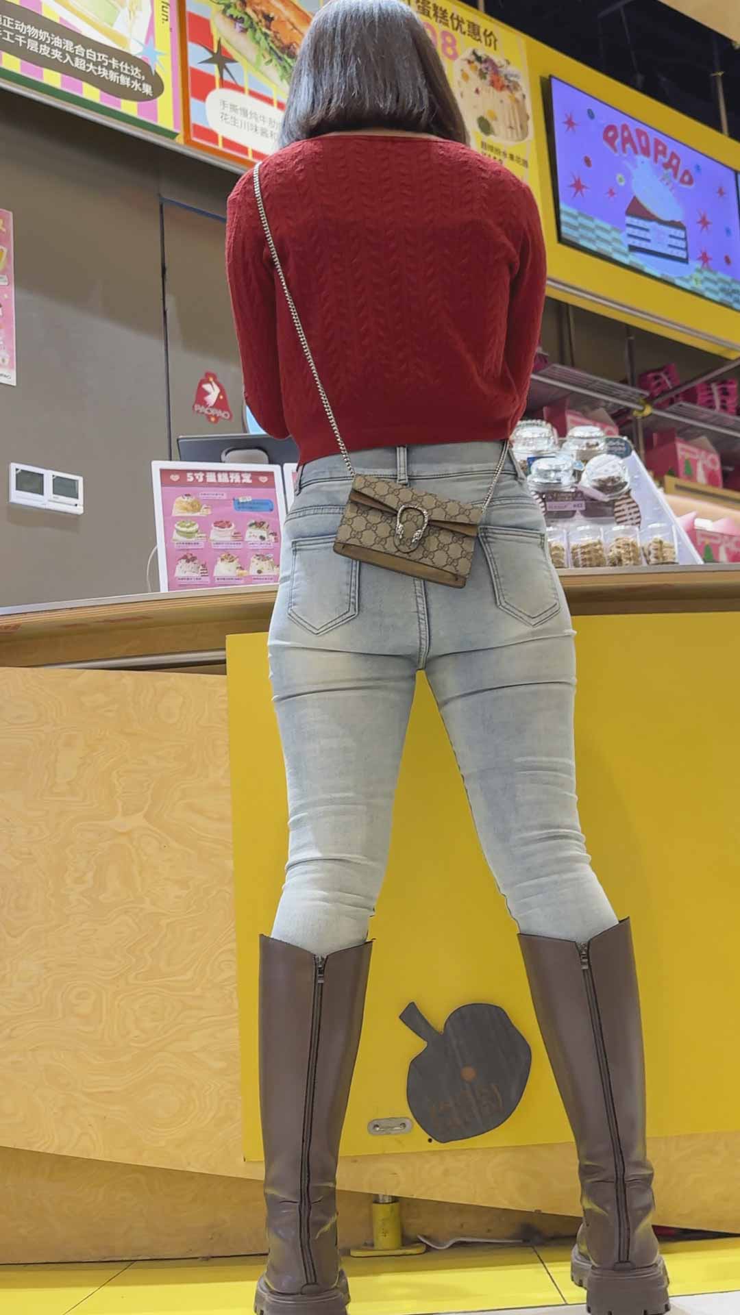 浅蓝紧身牛仔裤极品翘臀女神