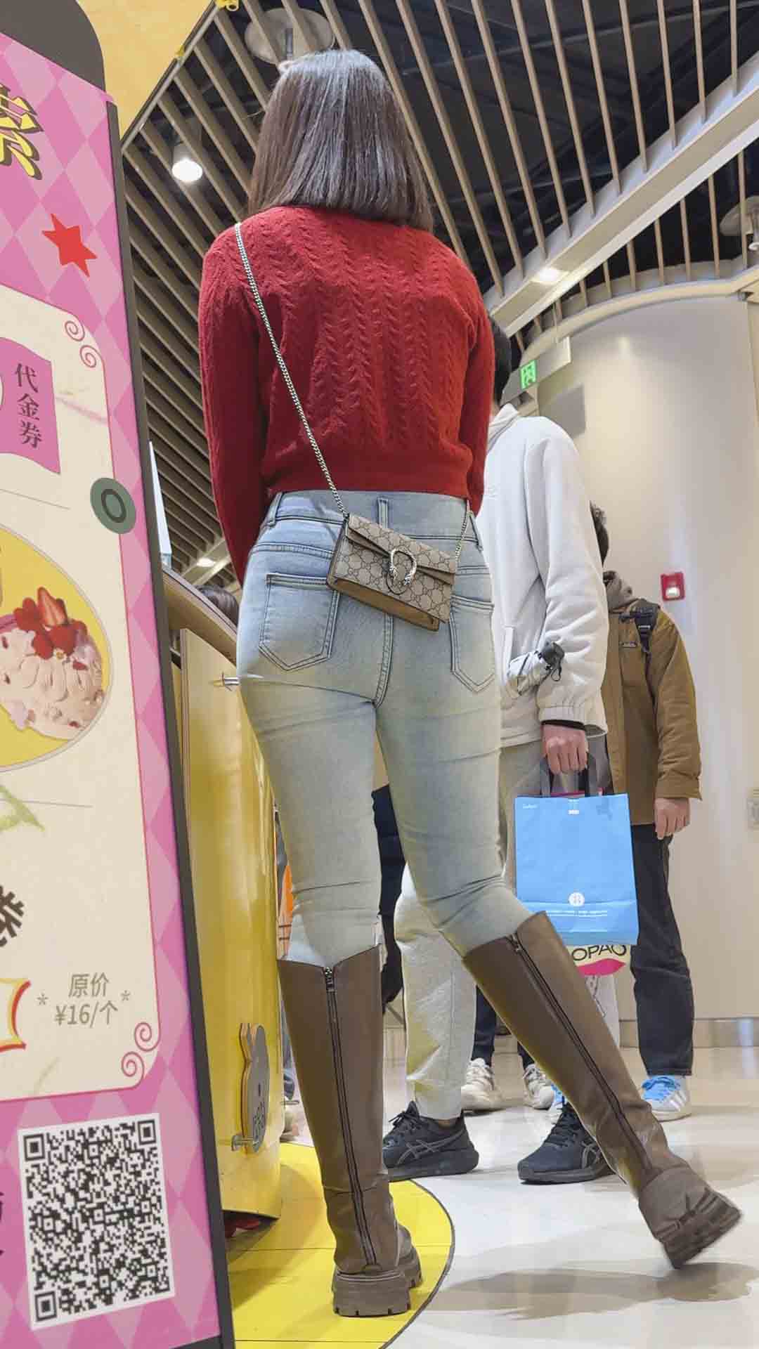 浅蓝紧身牛仔裤极品翘臀女神