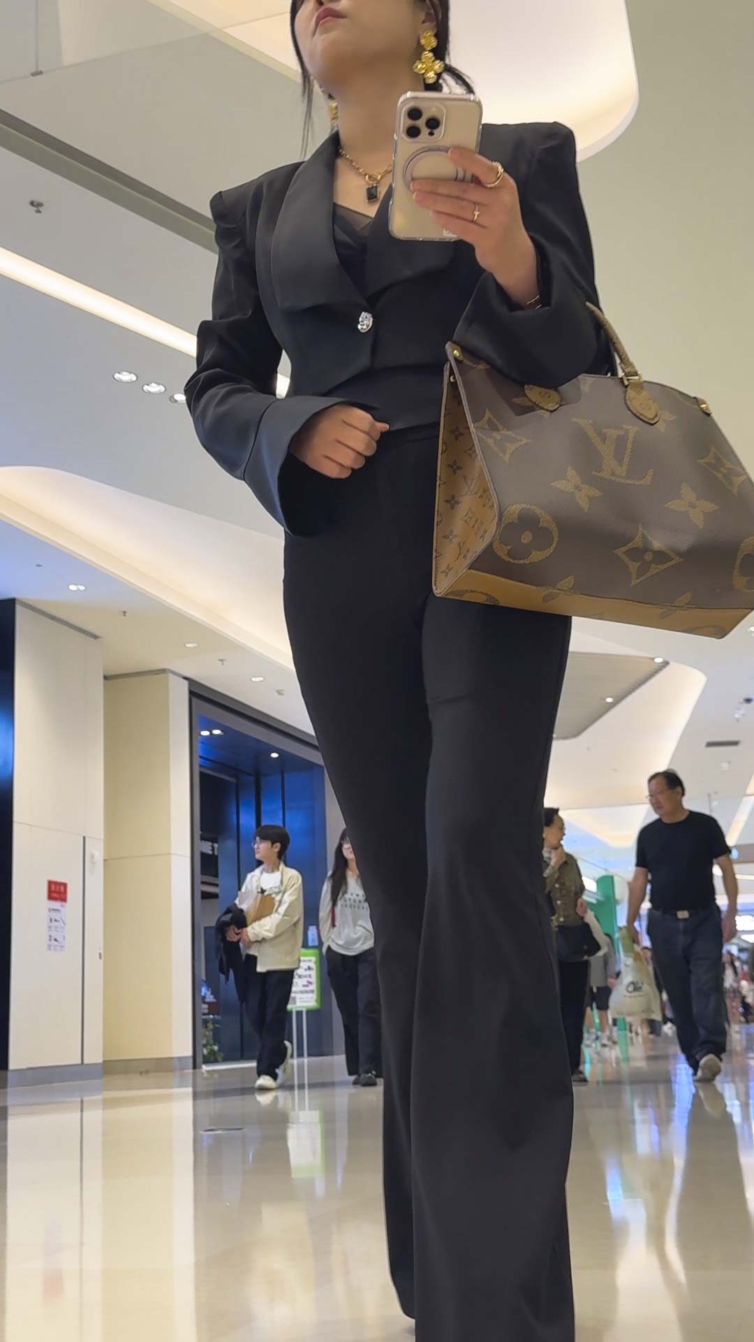 西装裤翘臀尤物：蜜桃巨臀紧绷勒出优雅心形弧线