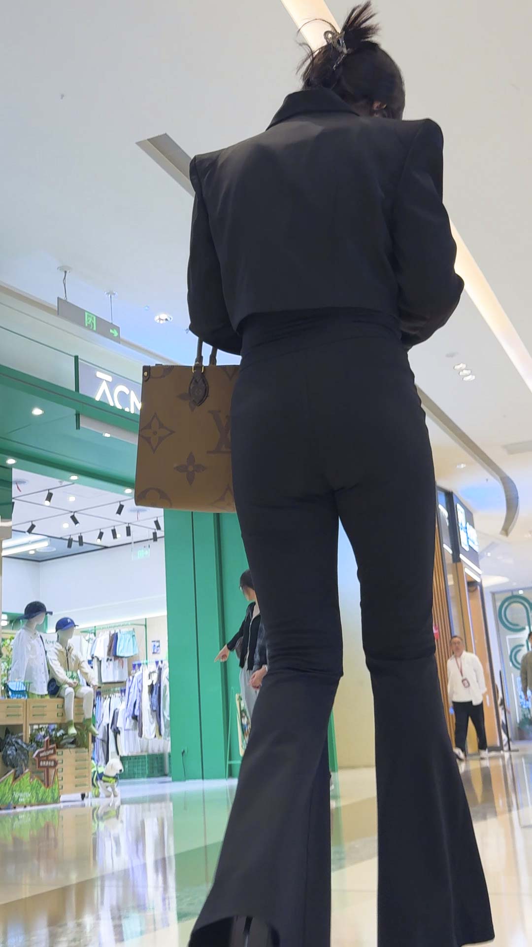 西装裤翘臀尤物：蜜桃巨臀紧绷勒出优雅心形弧线