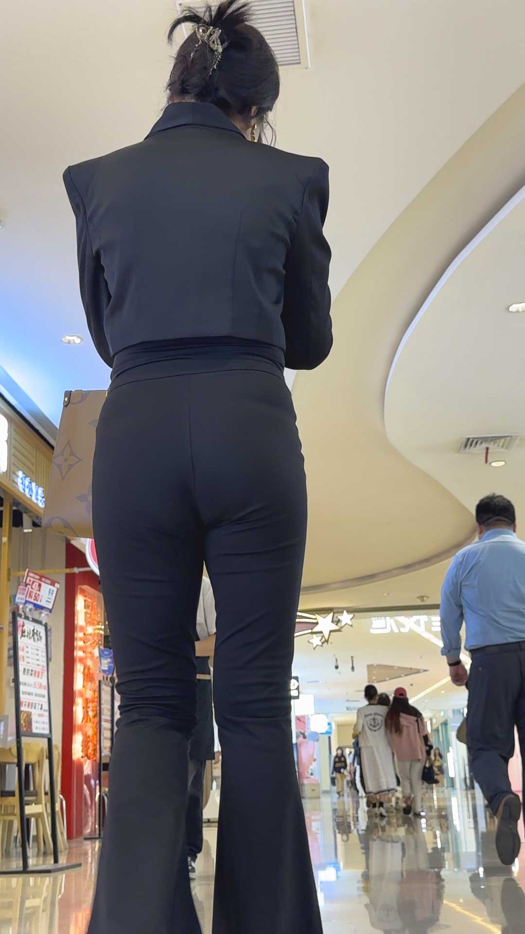 西装裤翘臀尤物：蜜桃巨臀紧绷勒出优雅心形弧线