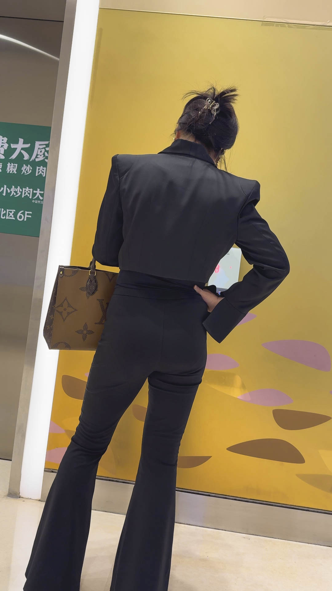 西装裤翘臀尤物：蜜桃巨臀紧绷勒出优雅心形弧线