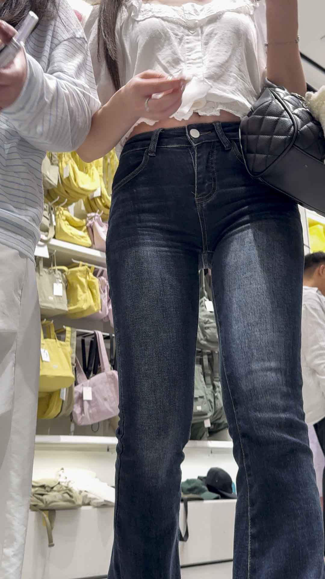 深蓝牛仔裤蜜桃巨臀尤物