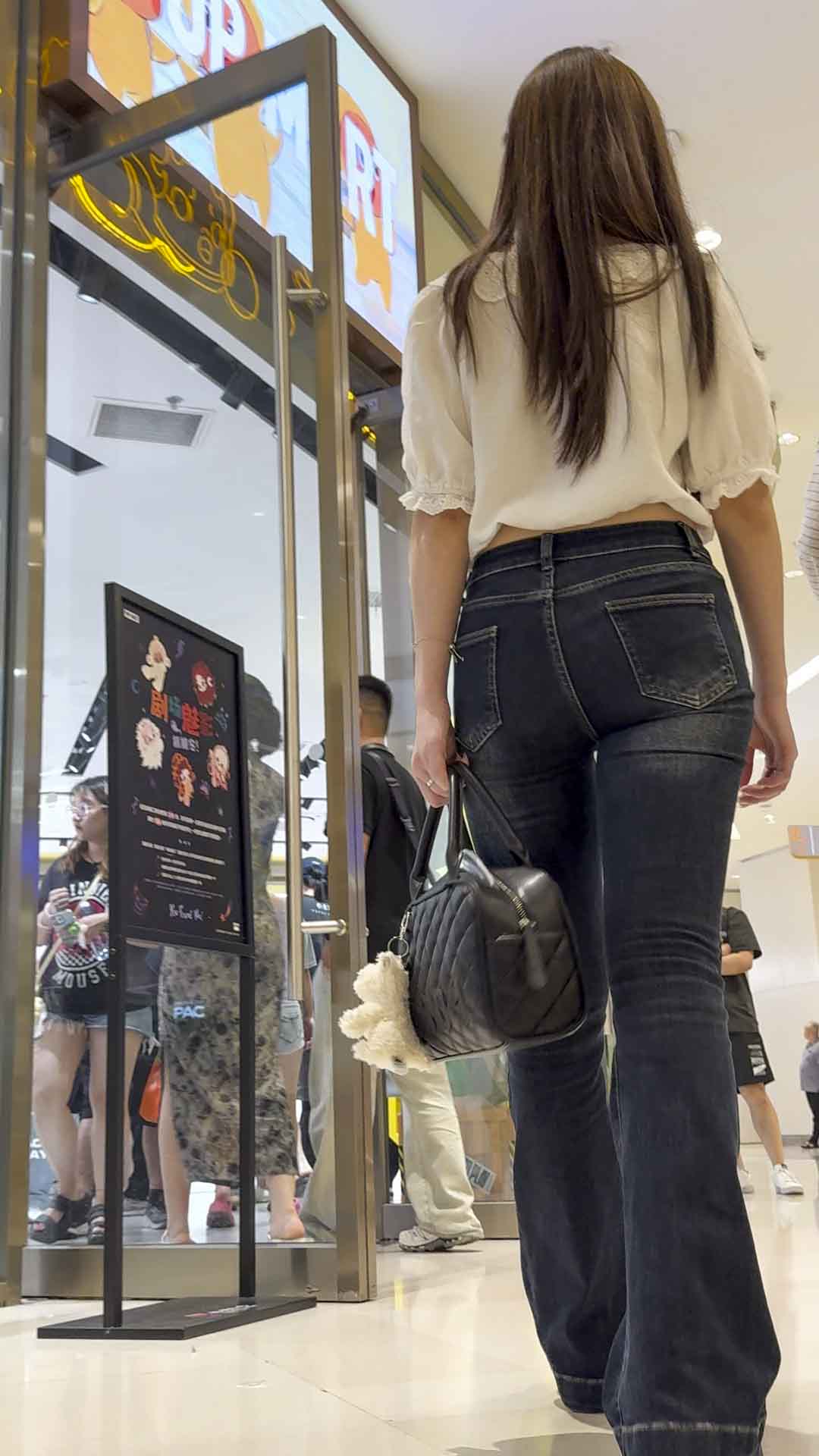 深蓝牛仔裤蜜桃巨臀尤物