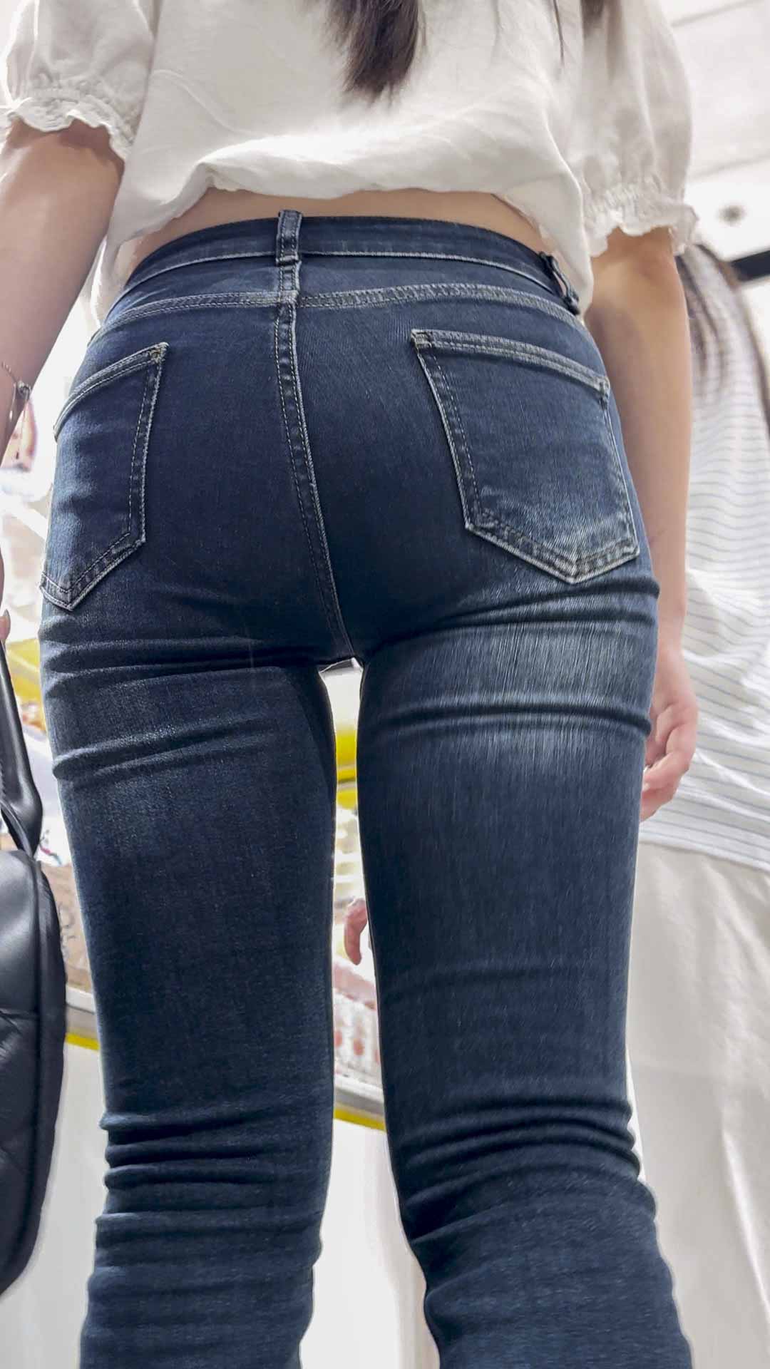深蓝牛仔裤蜜桃巨臀尤物