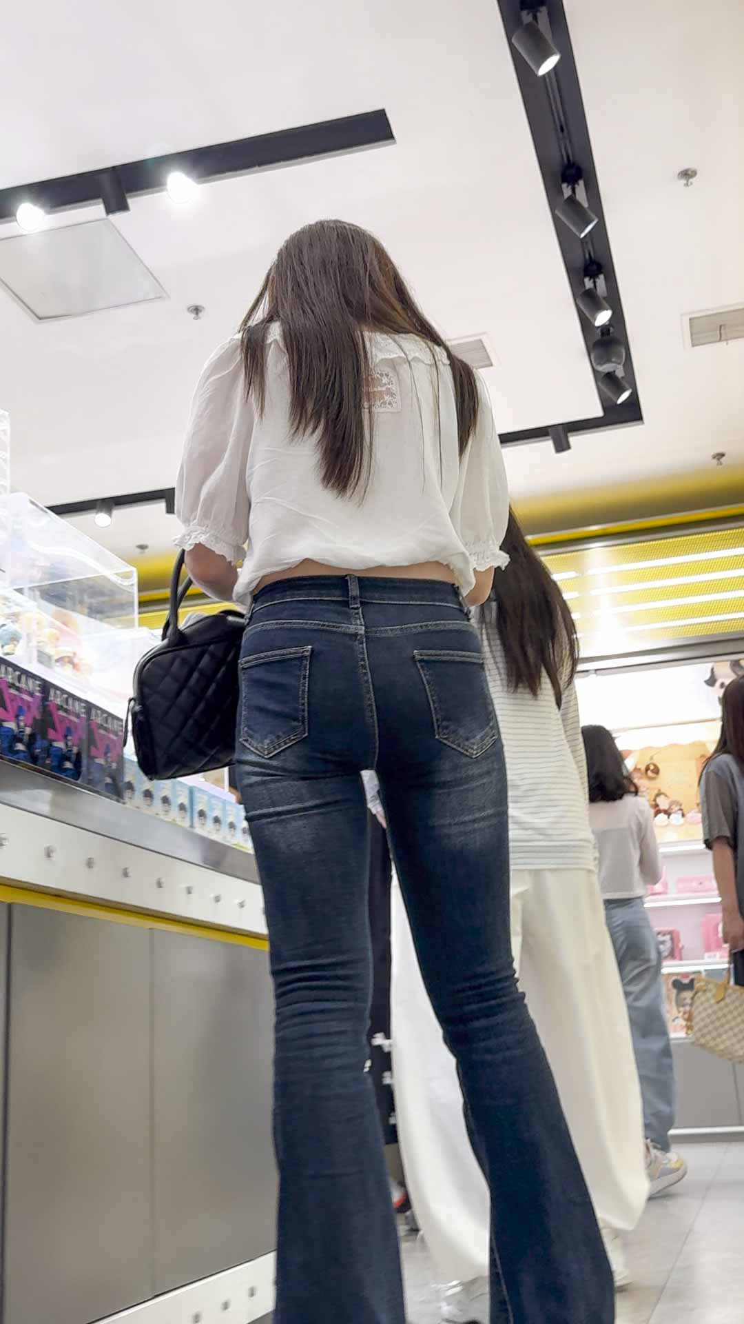 深蓝牛仔裤蜜桃巨臀尤物