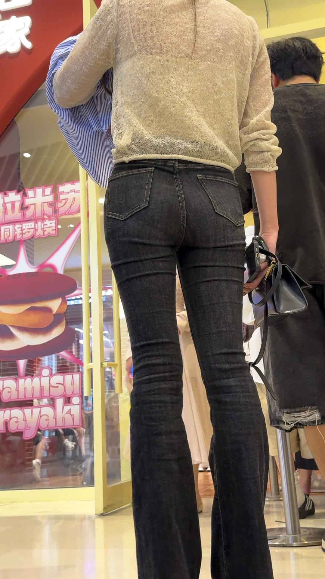 深蓝喇叭牛仔裤翘臀少妇