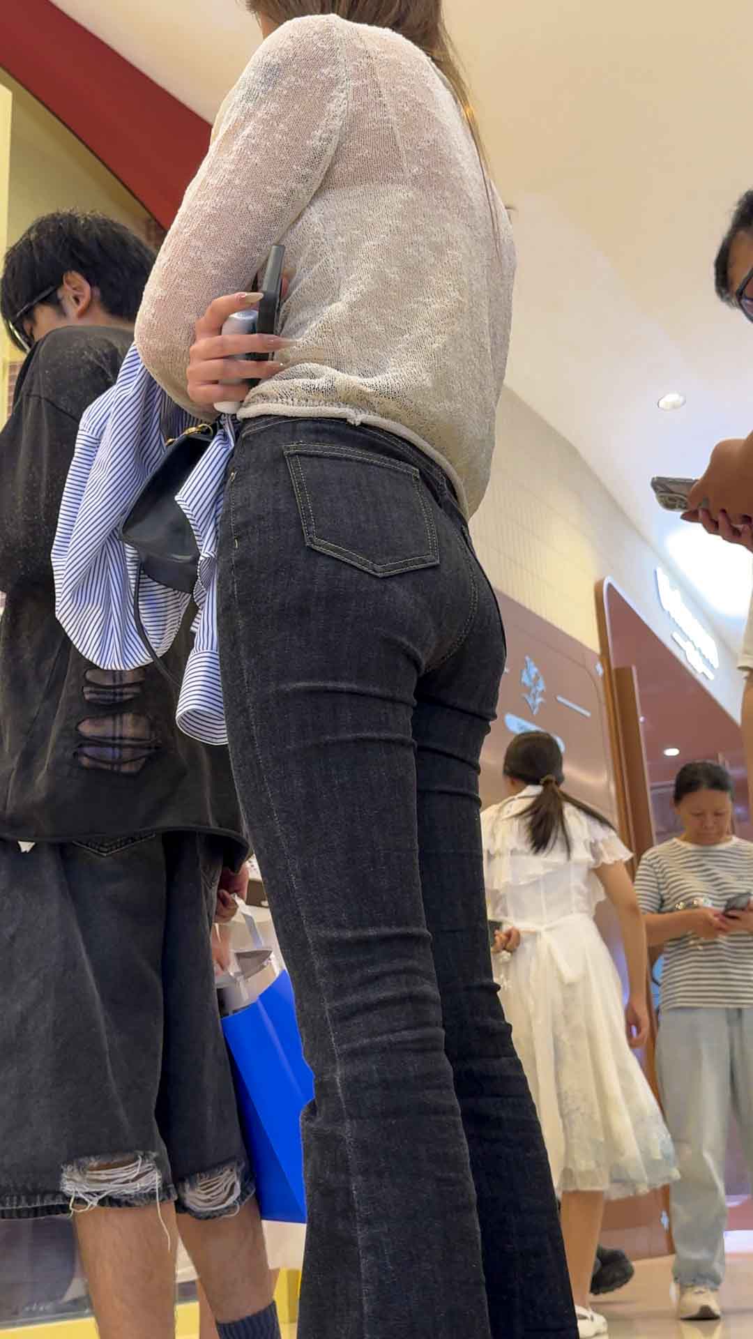 深蓝喇叭牛仔裤翘臀少妇