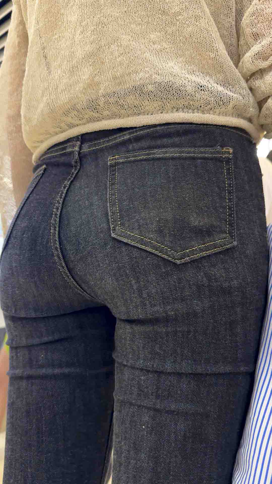 深蓝喇叭牛仔裤翘臀少妇