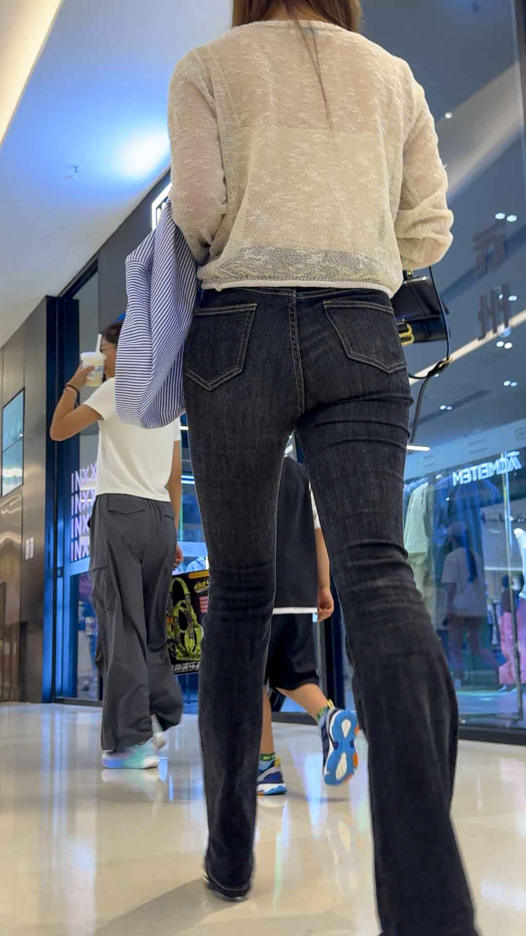 深蓝喇叭牛仔裤翘臀少妇