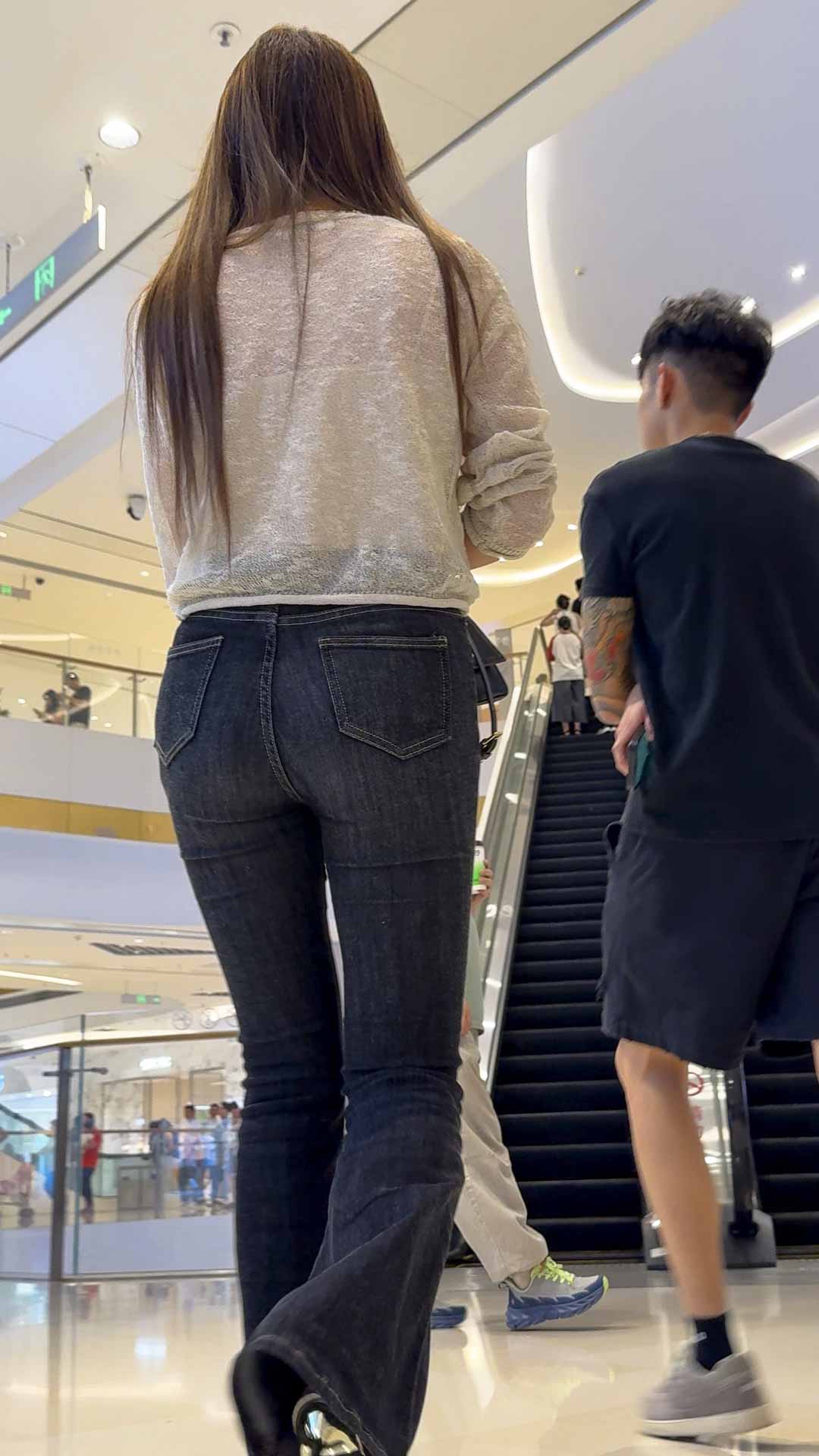 深蓝喇叭牛仔裤翘臀少妇