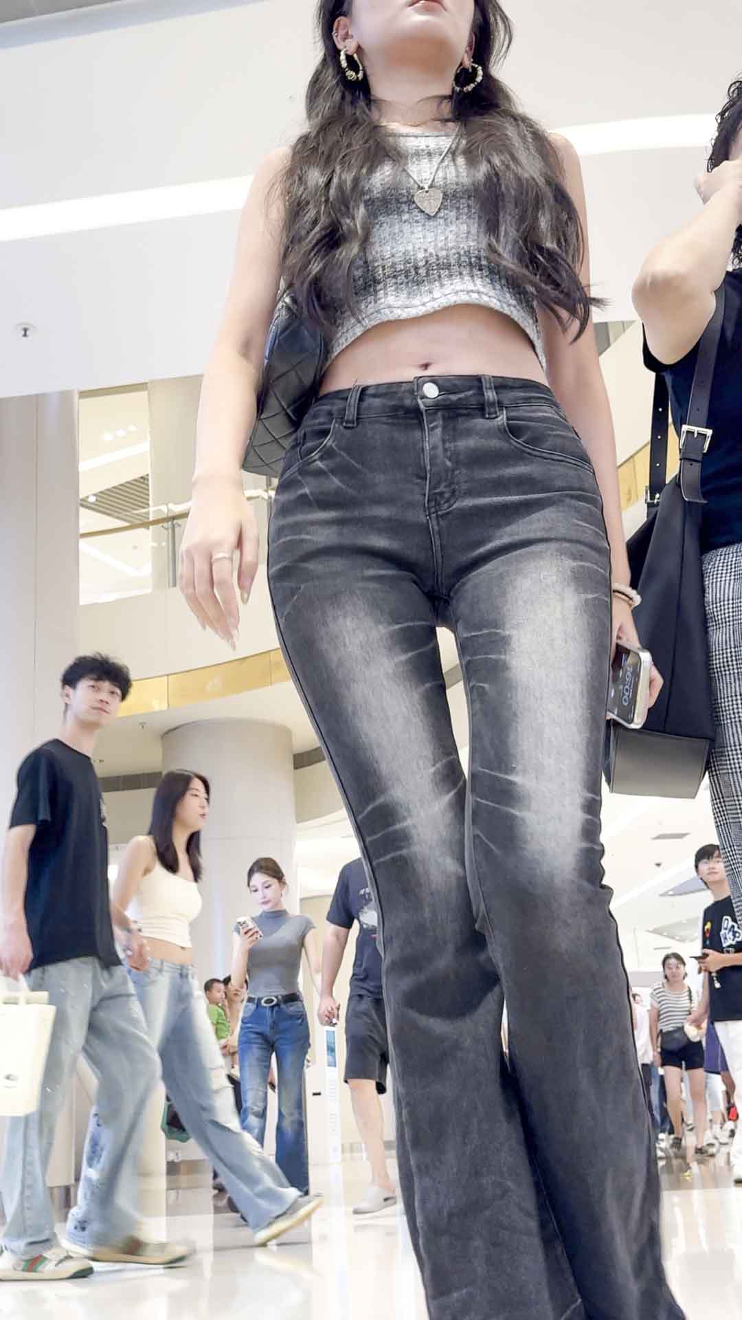 灰黑牛仔裤性感浪勾魂摄魄