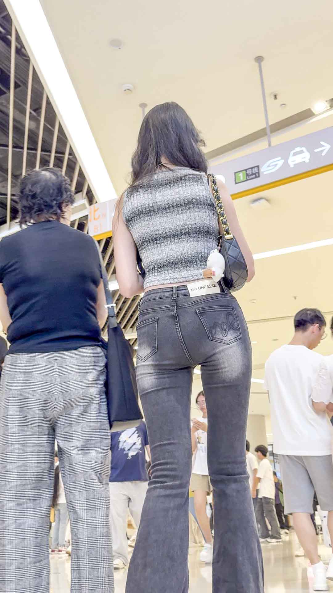 灰黑牛仔裤性感浪勾魂摄魄