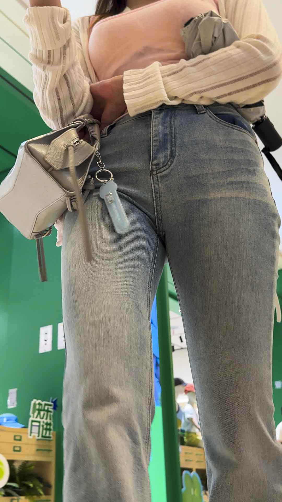 浅蓝高腰牛仔裤臀缝深邃