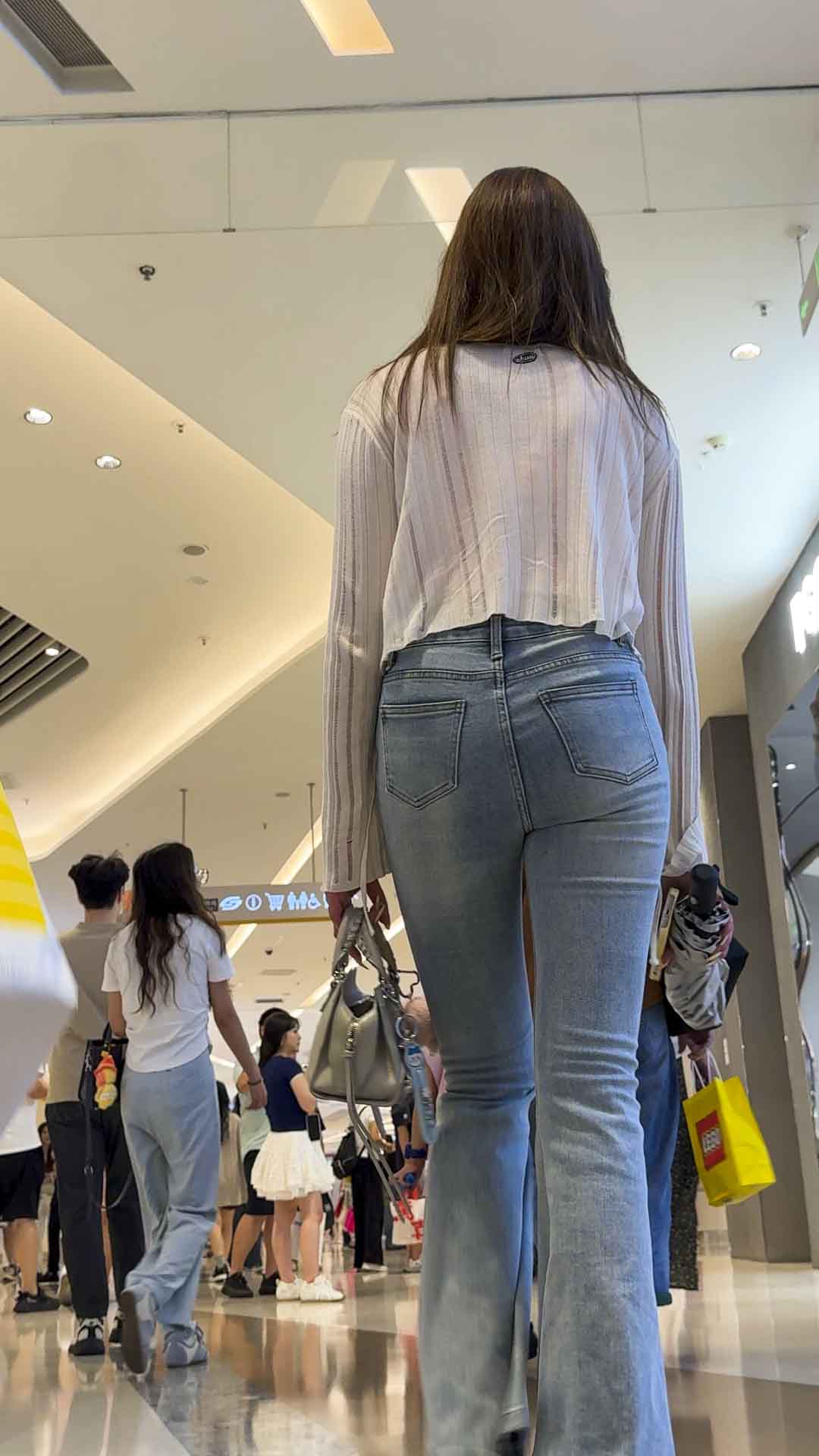 浅蓝高腰牛仔裤臀缝深邃