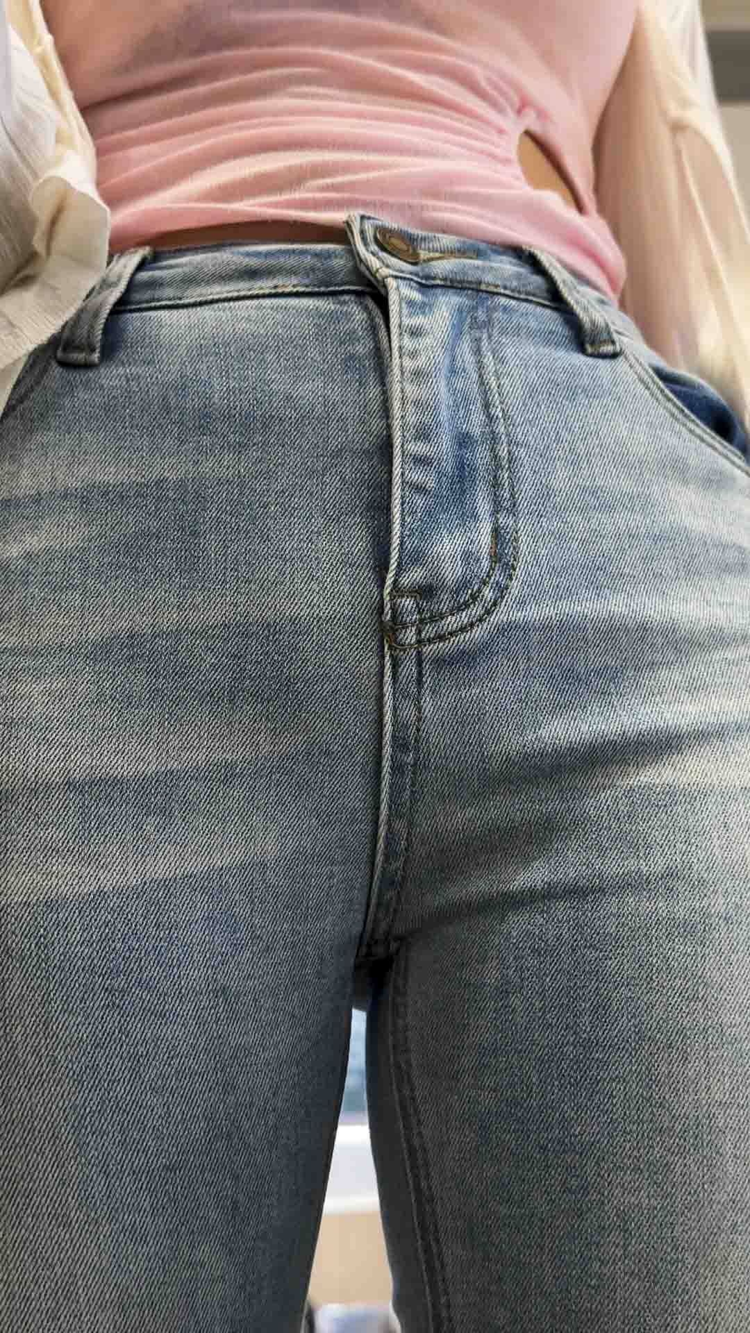 浅蓝高腰牛仔裤臀缝深邃