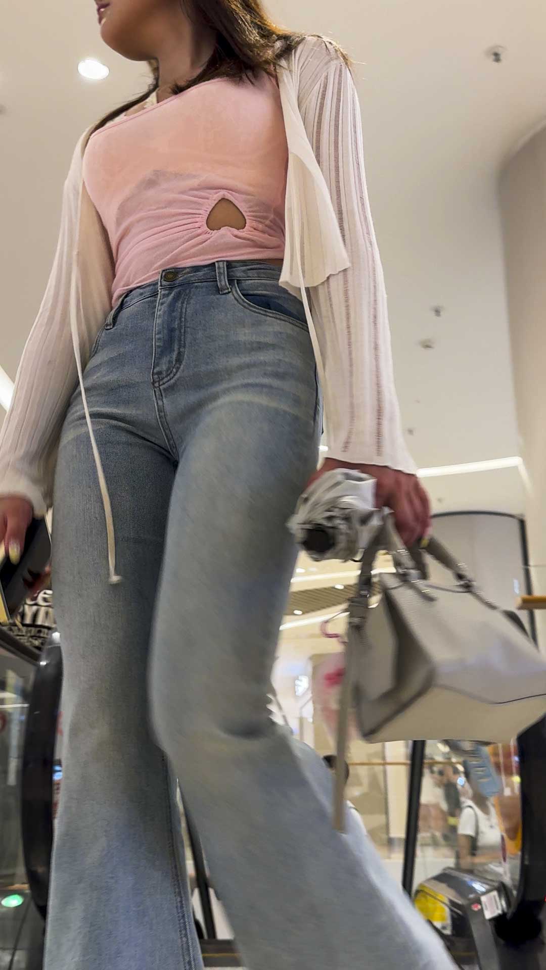 浅蓝高腰牛仔裤臀缝深邃