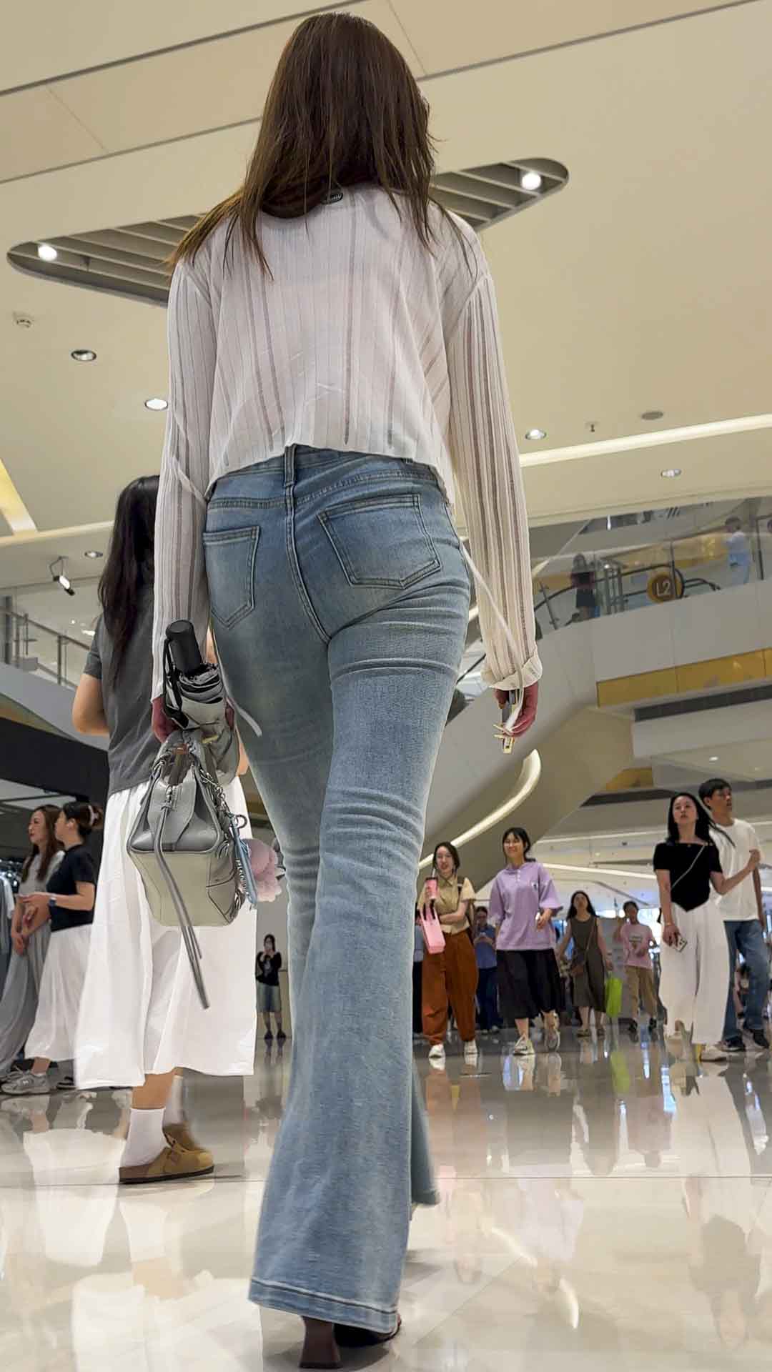 浅蓝高腰牛仔裤臀缝深邃