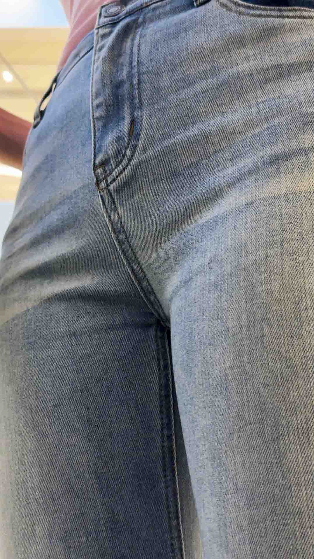 浅蓝高腰牛仔裤臀缝深邃